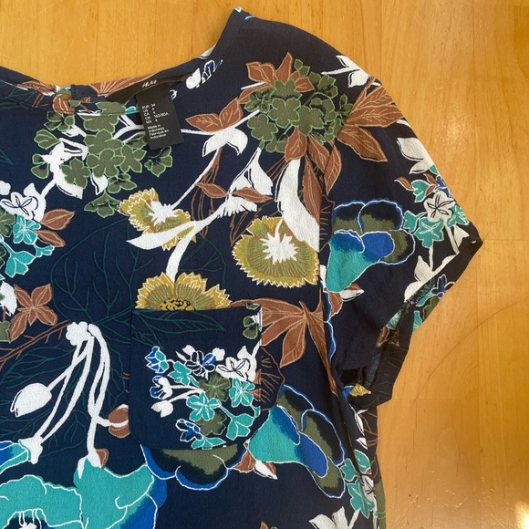 H&M Navy Blue Floral Top with Keyhole Back Size 4 - Picture 3 of 10